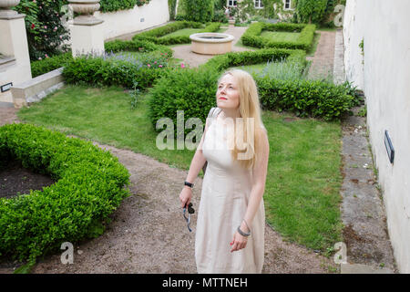 Praga Repubblica Ceca, 26 Maggio 2018: Femmina visitatore nel giardino di casa vicino al castello di Praga all'interno di evento culturale Mala Strana tribunali Foto Stock