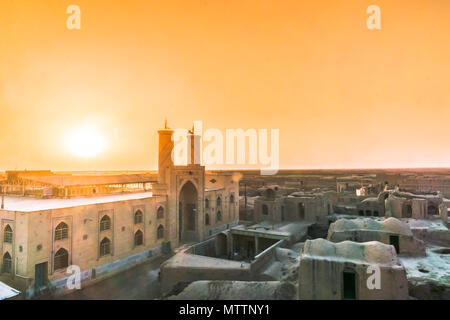 Vista sul tramonto sulla Moschea di Ghoortan citadell dal villaggio di Varzaneh - Iran Foto Stock