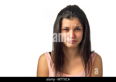 Bruna ragazza adolescente gridando con tristezza l'espressione Foto Stock