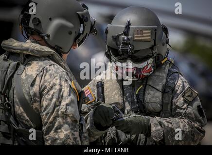 New Jersey Esercito Nazionale soldati di guardia dal primo elicottero d'assalto battaglione, 150° Reggimento aviazione preparare la marcia prima di un volo a base comuneGuire-Dix Mc-Lakehurst, N.J. Il 15 maggio 2018, 15 maggio 2018. (U.S. Air National Guard foto di Master Sgt. Matt Hecht). () Foto Stock