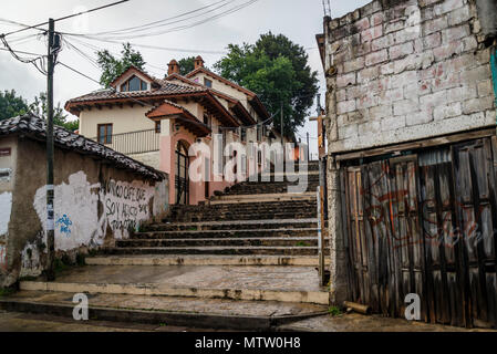 Tipica strada nel centro storico della città di notte, San Cristobal de las Casas, Chiapas, Messico Foto Stock