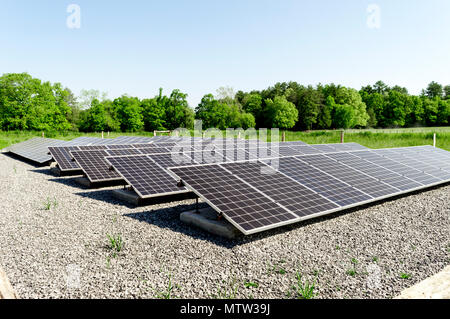 Un grande gruppo di pannelli solari a Cades Cove Welcome Center in Tennessee. Foto Stock