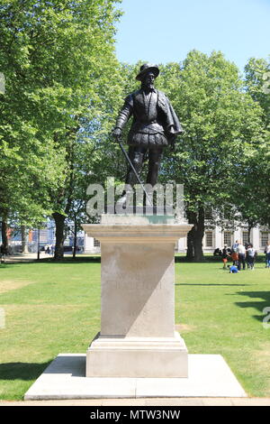 Statua commemorativa di Sir Walter Raleigh, al di fuori del centro di Vistor, presso la Old Royal Naval College di Greenwich, SE London, Regno Unito Foto Stock