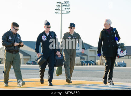 Il cap. Michael Knapp, 3° Airlift Squadron pilota; Staff Sgt. Todd Hughes, Tactical Aircraft manutentore; Capt. Erik "Speedy" Gonsalves, U.S. Air Force Thunderbirds anticipo pilota/narratore; e Dawne Nickerson-Banez, 436th Airlift Wing Public Affairs impegno nella comunità capo a piedi fuori di Thunderbird 8, un F-16 Fighting Falcon, 25 gennaio, 2017, alla Dover Air Force Base, Del. Gonsalves e Hughes ha visitato Dover AFB come parte della loro prevista nove-base, quattro giorni di viaggio prima di tornare alla Nellis Air Force Base, Nev. (U.S. Air Force Foto di Roland Balik) Foto Stock