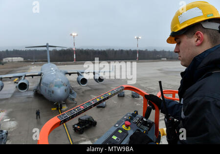 Il personale Sgt. Zachary Rodewig, 721st Manutenzione aeromobili squadrone C-5 Galaxy capo equipaggio, opera un alto-raggiungere la piattaforma di manutenzione a Ramstein Air Base, Germania, gennaio 24, 2017. Rodewig e altri 721st mobilità AMXS aviatori sostituito un pannello su un C-17 Globemaster III aeromobili. La 721st AMXS ispeziona, riparazioni e servizi tutti i C-17 e C-5 Galaxy aerei che arrivano attraverso Ramstein. (U.S. Air Force foto di Senior Airman Tryphena Mayhugh) Foto Stock