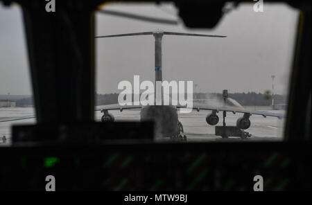 Stati Uniti Air Force Reserve aviatori lavora con la 721st Manutenzione aeromobili squadrone spray glicole di propilene su un C-17 Globemaster III a Ramstein Air Base, Germania, gennaio 24, 2017. Lo spray è stato usato per dispositivo l'aeromobile prima che se ne andò. In un fine settimana la 721st AMXS è responsabile per più missioni rispetto a tutte le altre squadre in Parlamento e la maniglia del Pacifico in un mese combinati. (U.S. Air Force foto di Senior Airman Tryphena Mayhugh) Foto Stock