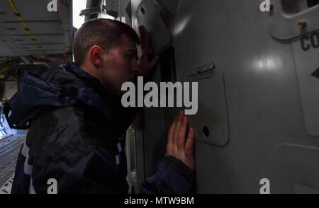 Il personale Sgt. Zachary Rodewig, 721st Manutenzione aeromobili squadrone C-5 Galaxy capo equipaggio, ispeziona un C-17 Globemaster III prima che possa essere cancellato per la partenza a Ramstein Air Base, Germania, gennaio 24, 2017. Tutti gli avieri entro la 721st AMXS deve essere qualificata su C-17 Globemaster III e C-5 velivolo come essi sono responsabili per il controllo, la riparazione e la manutenzione di tutti i C-17 e C-5 aerei che arrivano attraverso Ramstein. (U.S. Air Force foto di Senior Airman Tryphena Mayhugh) Foto Stock