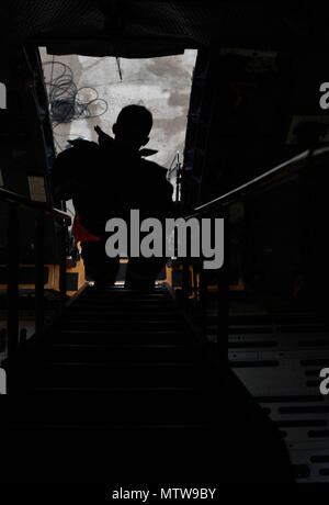 Il personale Sgt. Zachary Rodewig, 721st Manutenzione aeromobili squadrone C-5 Galaxy capo equipaggio, scende una scaletta dal ponte di volo di C-5 a Ramstein Air Base, Germania, gennaio 24, 2017. Rodewig bloccate le ruote, controllare la pressione di gonfiaggio dei pneumatici e il rifornimento di carburante il velivolo. In media, la 721st AMXS ispeziona, servizi e riparazioni 30 aeromobili in un unico giorno, come parte dell'aria 521st operazioni mobilità ala a Ramstein. (U.S. Air Force foto di Senior Airman Tryphena Mayhugh) Foto Stock