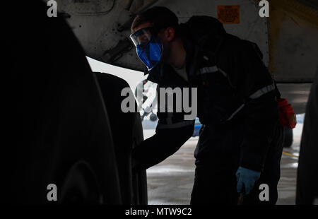 Il personale Sgt. Zachary Rodewig, 721st Manutenzione aeromobili squadrone C-5 Galaxy capo equipaggio, rimuove il cappuccio su di un pneumatico di una C-5 a Ramstein Air Base, Germania, gen. 4, 2017. Rodewig controllato la pressione di gonfiaggio di tutti i pneumatici 28 sul piano. La 721st AMXS ispeziona, riparazioni e servizi tutti i C-17 e C-5 Galaxy aerei che arrivano attraverso Ramstein. (U.S. Air Force foto di Senior Airman Tryphena Mayhugh) Foto Stock