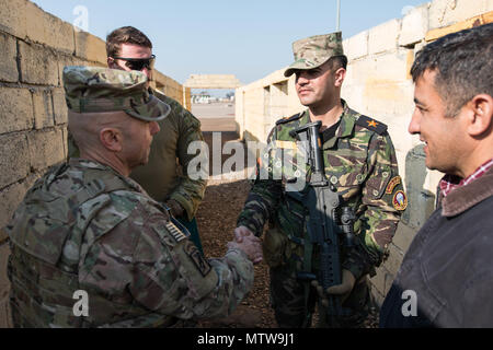 Il comando Sgt. Il Mag. Benjamin Jones, senior-arruolato leader, Combined Joint Task Force - Funzionamento inerenti risolvere, discute la formazione con esercito iracheno Lt. Hager Haider, Ranger iracheno istruttore, 23 gennaio, 2017, Camp Taji, Iraq. La formazione a costruire la capacità del partner sites è parte integrante della Combined Joint Task Force - Funzionamento inerenti risolvere la coalizione globale impegno di addestrare le forze di sicurezza irachene personale per sconfiggere ISIL. (U.S. Esercito foto di Spc. Derrik Tribbey) Foto Stock