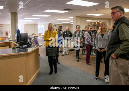 La signora Gail Walters, sinistra, la moglie del comandante di assistente del Marine Corps, Gen. Glenn M. Walters, visite presso la biblioteca al Marine Corps Air Station (ICM) Cherry Point, Gennaio 27, 2016. La signora Walters ha visitato gli ICM Cherry Point per visualizzare le strutture e i programmi offerti ai marines e famiglie. (U.S. Marine Corps Photo by Lance Cpl. Anthony J. Brosilow/rilasciato) Foto Stock