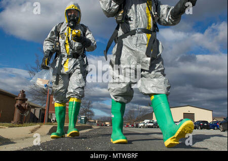 Il personale Sgt. Andre Aguilar e Airman 1. Classe Branden fecce dal 779th medicina aerospaziale squadriglia di volo Bioenvironmental rispondere al sito di una sostanza sconosciuta durante un materiale pericoloso esercizio a base comune Andrews, Md., Gen18, 2017. Il volo conduce alla formazione di routine di rimanere efficienti e pronto a rispondere a un avviso di momenti. (Foto di Senior Master Sgt. Adrian Cadice)(rilasciato) Foto Stock