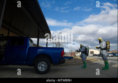 Il personale Sgt. Andre Aguilar e Airman 1. Classe Branden fecce dal 779th medicina aerospaziale squadriglia di volo Bioenvironmental esaminare un carrello come rispondono al sito di una sostanza sconosciuta durante un materiale pericoloso esercizio a base comune Andrews, Md., Gen18, 2017. Il volo conduce alla formazione di routine di rimanere efficienti e pronto a rispondere a un avviso di momenti. (Foto di Senior Master Sgt. Adrian Cadice)(rilasciato) Foto Stock