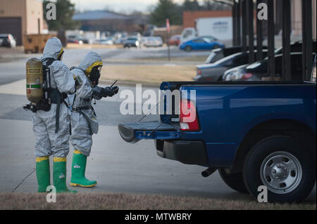 Il personale Sgt. Andre Aguilar e Airman 1. Classe Branden fecce dal 779th medicina aerospaziale squadriglia di volo Bioenvironmental esaminare un carrello come rispondono al sito di una sostanza sconosciuta durante un materiale pericoloso esercizio a base comune Andrews, Md., Gen18, 2017. Il volo conduce alla formazione di routine di rimanere efficienti e pronto a rispondere a un avviso di momenti. (Foto di Senior Master Sgt. Adrian Cadice)(rilasciato) Foto Stock