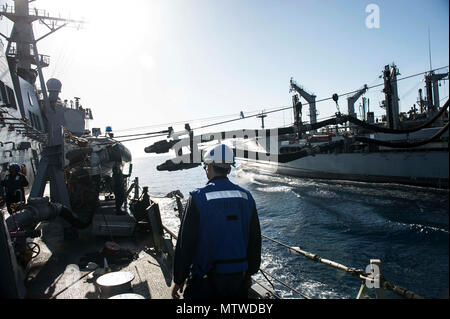 Mare Mediterraneo (26 aprile 2017) La Arleigh Burke-class guidato-missile destroyer USS Ross (DDG 71) riceve una sonda di rifornimento durante un rifornimento in mare con la flotta di rifornimento USNS oliatore Big Horn (T-AO 198) Il 26 aprile 2017. Ross, distribuita a Rota, Spagna, sta conducendo operazioni navali negli Stati Uniti Sesta flotta area di operazioni a sostegno degli Stati Uniti per gli interessi di sicurezza nazionali in Europa e in Africa. Foto Stock