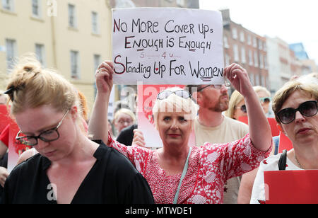 Le persone che frequentano una dimostrazione a Leinster House, Dublino, come parte di una giornata di azione organizzata da 'Spermanente 4 donne' in solidarietà con le donne colpite dalla CervicalCheck scandalo. Foto Stock