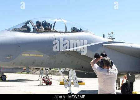 Dodici F-15C aquile dalla 122Expeditionary Fighter Squadron arrivati in Graf Ignatievo Air Base, Bulgaria, 26 aprile. Insieme con il velivolo, circa 300 aviatori di Louisiana e Florida Air National Guard sono distribuiti in Europa come parte di un teatro Pacchetto di sicurezza in supporto del funzionamento Atlantic risolvere con l'obiettivo di interoperabilità di rafforzamento e miglioramento della sicurezza regionale. Foto Stock