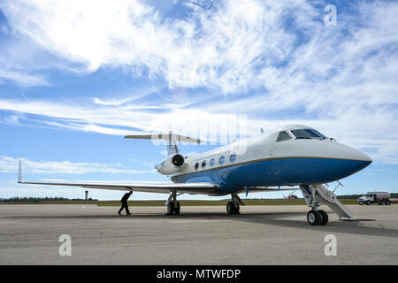 170130-F-WU507-002: Tech. Sgt. Vanessa Schook, 99th Airlift Squadron assistente di volo, effettua una pre-volo ispezione di sicurezza su una C-20B a base comune Andrews, Maryland, Gennaio 27, 2017. FAs sono gli esperti in materia di sicurezza, gli specialisti doganali e artisti culinari, spesso la preparazione di pasti da zero a 30 a piedi-40,000, garantendo nel contempo la sicurezza dell'equipaggio e dei passeggeri in tutti i tempi. (U.S. Air Force foto di Senior Master Sgt. Kevin Wallace/RILASCIATO) Foto Stock