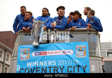 Coventry City's Maxime Biamou (centro) tenere il trofeo con compagni di squadra Josh Barrett (seconda a sinistra), Michael Doyle (sinistra) e Chris Stokes (terza a destra) durante la scommessa del Cielo lega due promozione parade di Coventry. Foto Stock