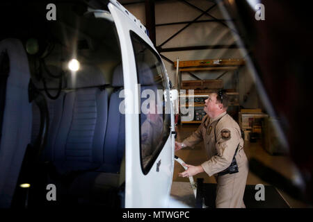 Aria agente di interdizione Cliff Anders effettua una pre-controllo di volo del suo un-stella elicottero prima di imbarcarsi su un volo presso l'U.S. Delle dogane e della protezione delle frontiere Houston Unità di aria in Conroe, Texas, Gennaio 30, 2017. Anders e un corpo di CBP legge agenti e funzionari sono a Houston per fornire protezione per il Super Bowl 51. Stati Uniti Delle dogane e della protezione delle frontiere Foto di Glenn Fawcett Foto Stock