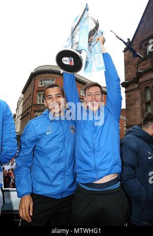 La citta' di Coventry City e asta del McDonald (sinistra) e Dominic Hyam durante la scommessa del Cielo lega due promozione parade di Coventry. Foto Stock