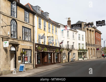 Edifici storici di St Johns Street, Devizes, Wiltshire, Inghilterra, Regno Unito - La seta Mercer, pub Wetherspoons Foto Stock