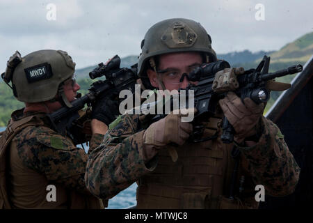 Sgt. Timothy Perez, una ricognizione radio team leader, fornisce la sicurezza a bordo della sequoia USCGC (WLB-215) durante una visita, scheda, la ricerca, il sequestro, esercitazione a Apra Harbor, Guam, Gennaio 13, 2017. Come il Marine Corps' solo in continuo in avanti-dispiegato unità, 31 Marine Expeditionary Unit dell'aria-terra-team Logistics fornisce una forza flessibile, pronto per eseguire una vasta gamma di operazioni militari, da limited combat per l assistenza umanitaria, le operazioni in tutta la Indo-Asia-regione del Pacifico. Perez è un nativo di Jacksonville, Florida. (U.S. Marine Corps photo by Lance Cpl. Jorge un Foto Stock