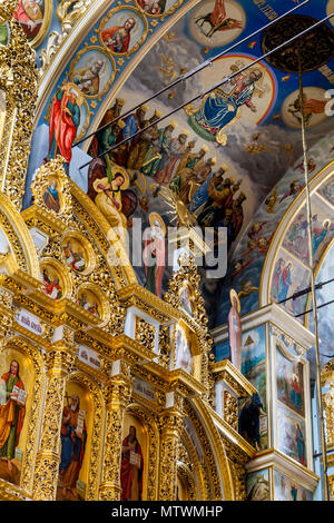 Il interni colorati della cattedrale della Dormizione, Pechersk Lavra complesso del convento, Kiev, Ucraina Foto Stock