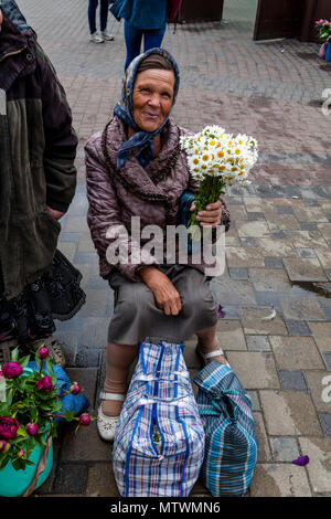 Una donna che vendono fiori al di fuori di Kiev stazione ferroviaria, Kiev, Ucraina Foto Stock