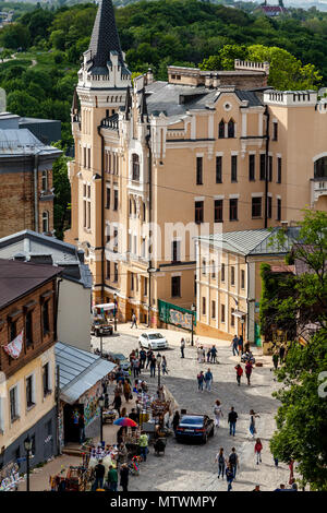 Una vista verso il basso la Andriyivskyy discesa dalla chiesa di St Andrew; Kiev, Ucraina Foto Stock