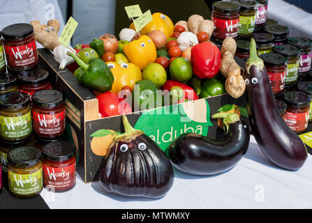 Relish realizzato da wonky frutta e verdura. Wonky Azienda alimentare stallo a un festival di cibo. Oxfordshire, Inghilterra Foto Stock
