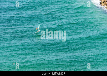 Israele, Tel Aviv - 28 Ottobre 2017: Beachgoers godendo di sport acquatici presso la spiaggia di Tel Aviv Foto Stock