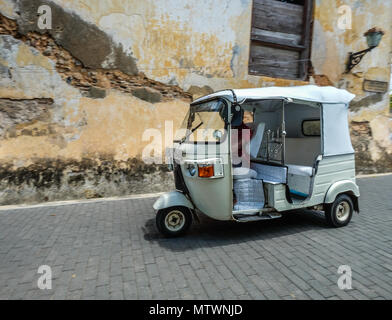 Galle, Sri Lanka - Set 9, 2015. Un tuk tuk taxi alla città vecchia di Galle, Sri Lanka. Galle è stato il porto principale dell'isola nel XVI secolo. Foto Stock