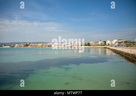 La porta con il cityview di Torre Canne Fasano, nel sud Italia Foto Stock