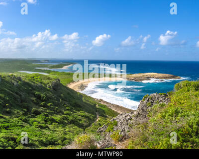 Spettacolare vista panoramica dal castello punto su punto Colibris, situato su estremo est del continente 11 km da Saint-Francois in Guadalupa, Grande Terre dei Caraibi. Foto Stock