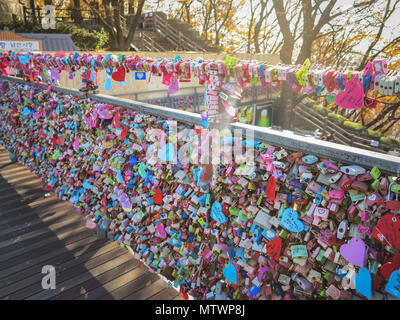 Seoul, Corea del Sud - Nov 17 2017: Amore lucchetti a Torre N Seoul. Foto Stock