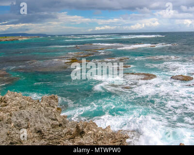 Rocce e forti onde che si infrangono sulle rocce nella selvaggia costa nord della Guadalupa, Caraibi, French West Indies. Foto Stock
