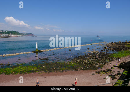 Guardando al di là del fiume Teign verso Teignmouth da Shaldon Beach Foto Stock