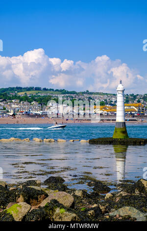 Guardando al di là del fiume Teign verso Teignmouth da Shaldon Beach Foto Stock