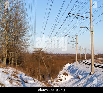 Vecchia linea telegrafica lungo una linea ferroviaria Foto Stock