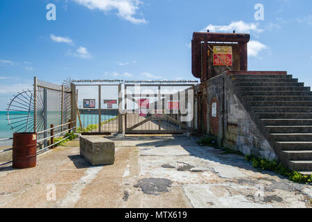 West breakwater a Newhaven in East Sussex, Inghilterra ora chiuso ai pedoni con filo di rasoio e cancelli di metallo installati dall'autorità portuale. Foto Stock