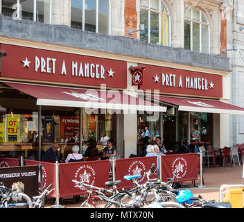 Reading, Regno Unito - 09 Maggio 2018: la facciata di Pret a Manger sandwich shop in Broad Street Foto Stock