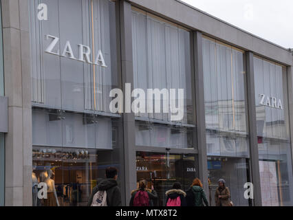 Brighton, Regno Unito - 29 Marzo 2018: la facciata di Zara a Churchill Square Foto Stock