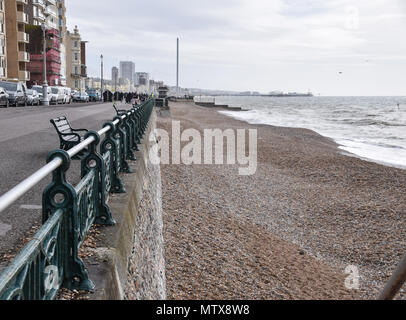 Hove, Regno Unito - 29 Marzo 2018: la vista giù hove beach in Brighton Foto Stock