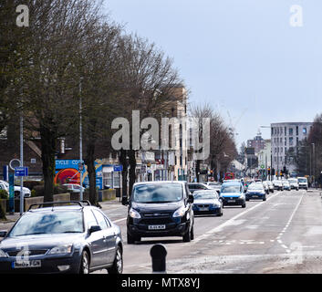 Brighton, Regno Unito - 28 Marzo 2018: il traffico lungo la strada di Lewes Foto Stock