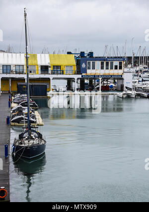 Brighton, Regno Unito - 28 Marzo 2018: l'ufficio di Brighton Marina circondato da barche Foto Stock