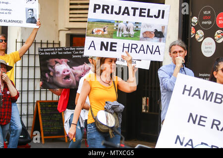 Zagabria, Croazia - 19 Maggio 2018 : persone che protestano contro lo sfruttamento degli animali nei macelli e nei laboratori di holding segni di protesta nel centro della città di Zagabria, C Foto Stock