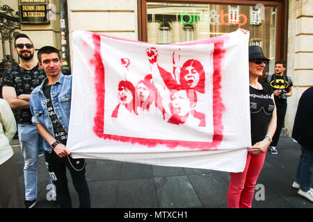 Zagabria, Croazia - 19 Maggio 2018 : persone che protestano contro il fascismo e per i diritti di aborto in centro città a Zagabria in Croazia. Foto Stock