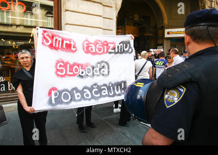 Zagabria, Croazia - 19 Maggio 2018 : persone che protestano contro il fascismo e per i diritti di aborto tenendo un segno della morte al fascismo, libero aborti in Foto Stock