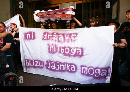 Zagabria, Croazia - 19 Maggio 2018 : persone che protestano contro il fascismo e per i diritti di aborto in centro città a Zagabria in Croazia. Foto Stock